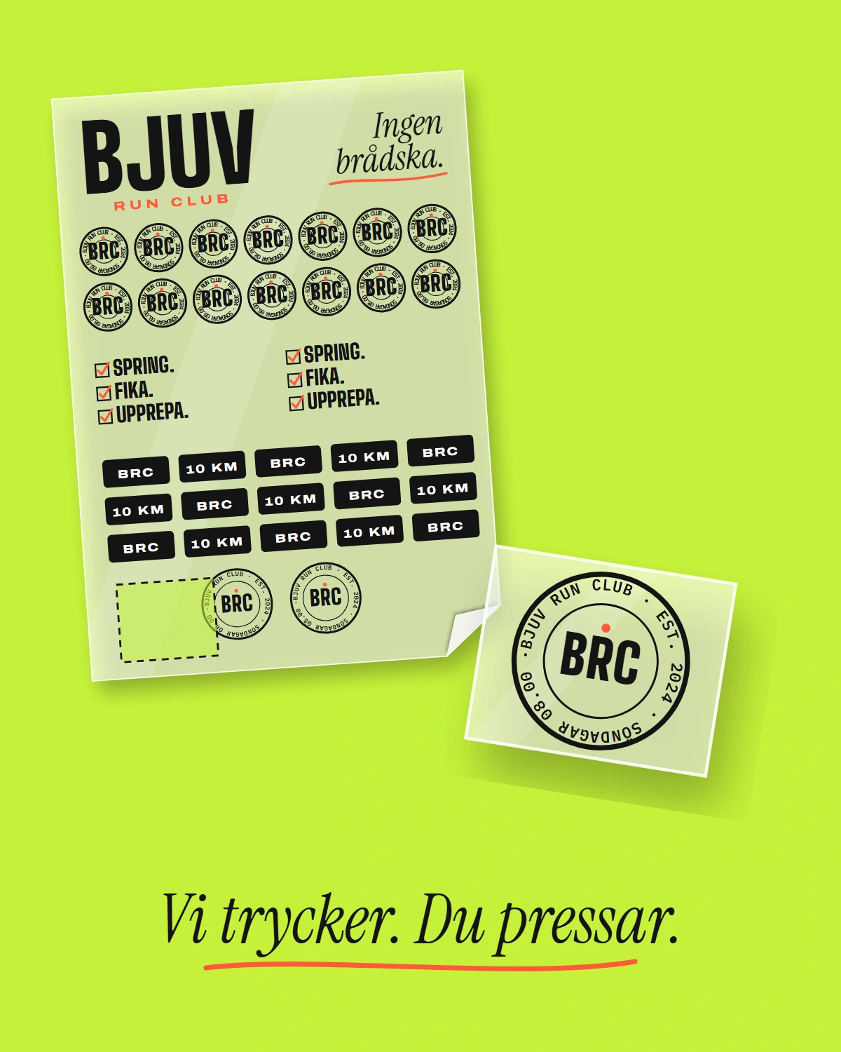 Ett ark med DTF-tryck där ett märke är urklippt och ligger bredvid. Vi trycker, du pressar.